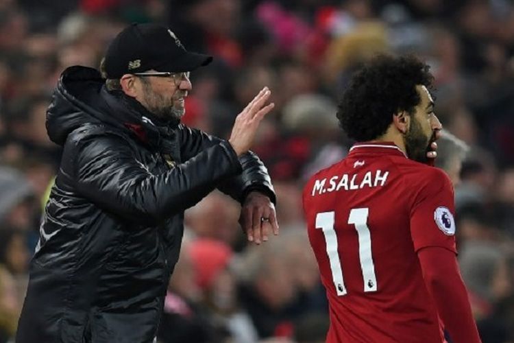 Juergen Klopp memberi instruksi kepada Mohamed Salah pada pertandingan Liverpool vs Crystal Palace di Stadion Anfield dalam lanjutan Liga Inggris, 19 Januari 2019. 