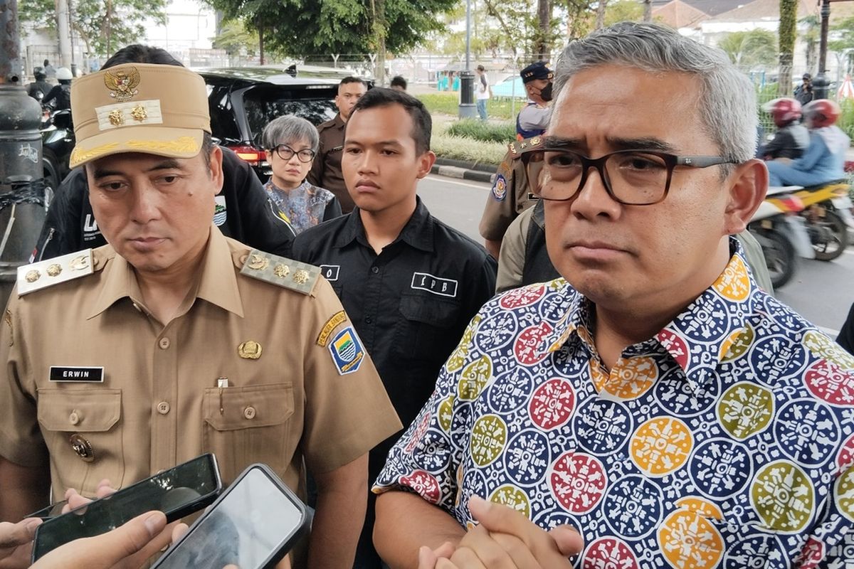 Wali Kota Bandung, Muhammad Farhan (kanan) bersama wakil wali kota Bandung, Erwin (kiri)