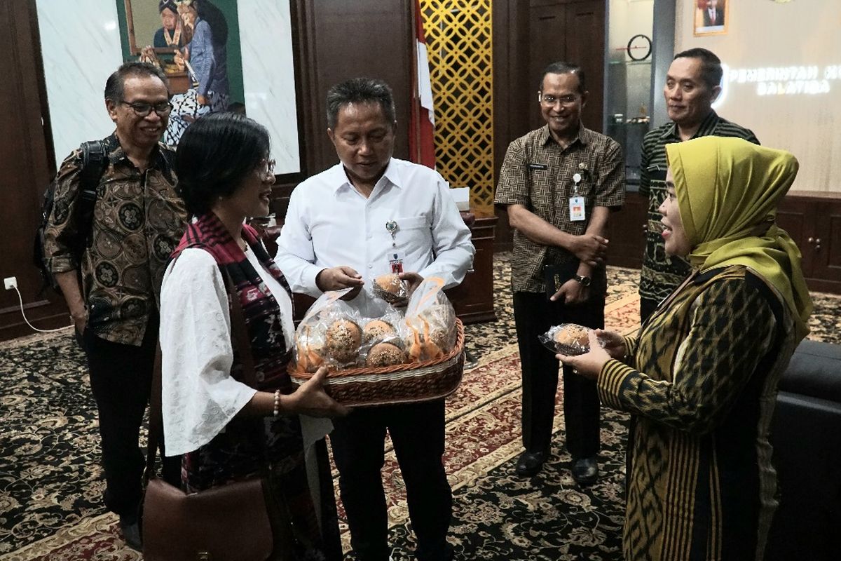 Pj Wali Kota Salatiga Yasip Khasani mencoba roti sourdough produksi UKSW