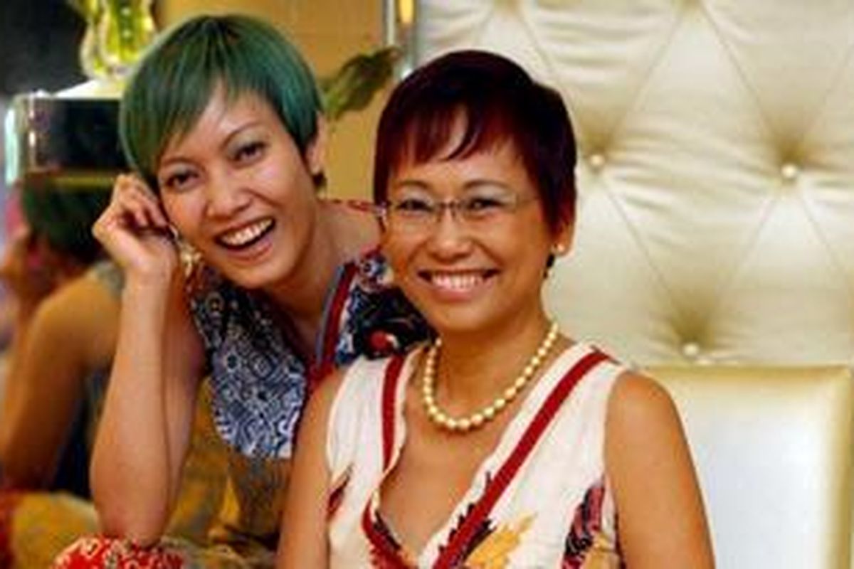 Perancang Lenny Agustin (kiri) dan Suzy Hutomo, CEO The Body Shop Indonesia.