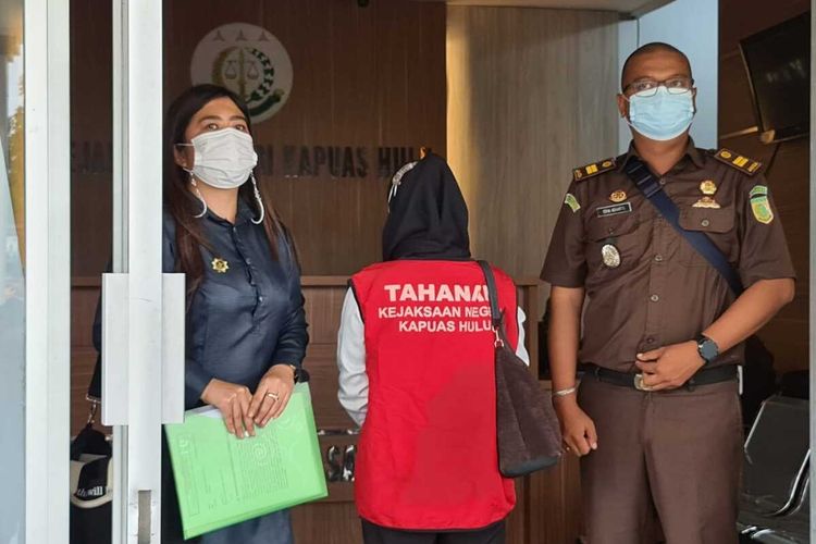 Kejaksaan telah menahan dua orang tersangka dalam kasus tindak pidana korupsi pembangunan Terminal Bunut Hilir, di Kabupaten Kapuas Hulu, Kalimantan Barat (Kalbar) yang merugikan negara Rp 316 juta.