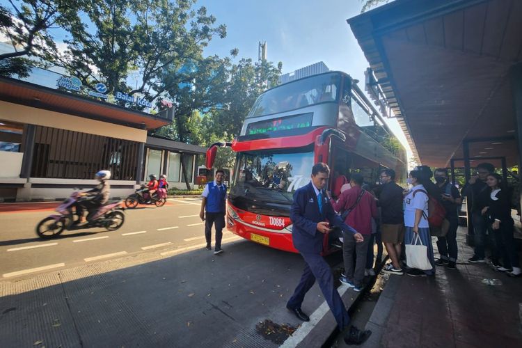 Bus wisata Transjakarta atap terbuka BW4 (Skycrapers) yang berhenti di halte IRTI Monas, Selasa (7/3/2023). 