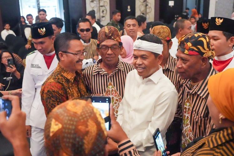 DPW Pujakesuma Jabar menyampaikan dukungannya kepada Dedi Mulyadi untuk jadi Gubernur Jabar, di Kota Bandung, Jabar, Sabtu (29/6/2024).