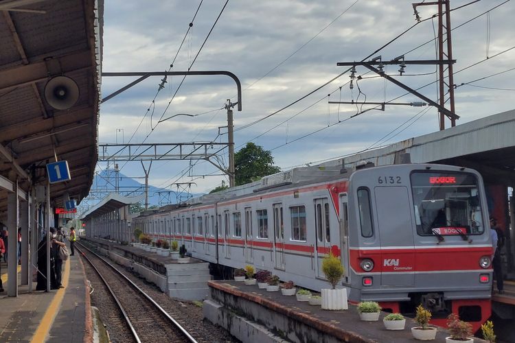 Kereta rel listrik melintas di Stasiun Citayam