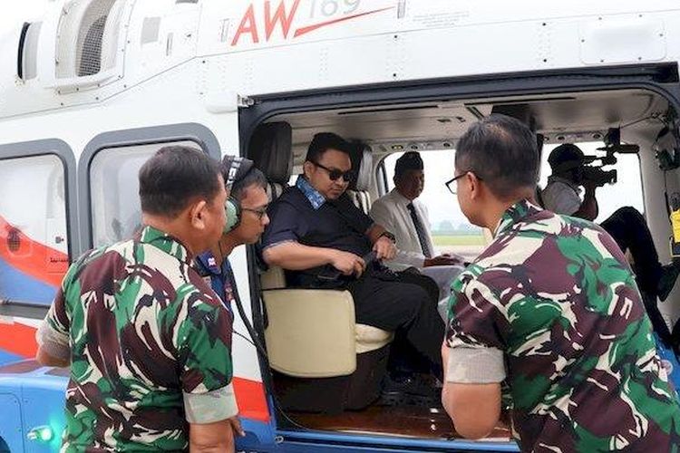 Keberangkatan Gubernur Jabar Dedi Mulyadi dan Bupati Subang Reynaldy ke Magelang gunakan Helikopter AgustaWestland 169 dari Lanud Suryadarma, Jumat (21/2/2025). 

