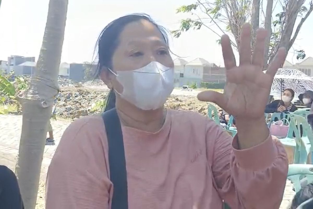 kakak ketiga korban, Triwiana di Tempat Pemakaman Umum (TPU) Kendung