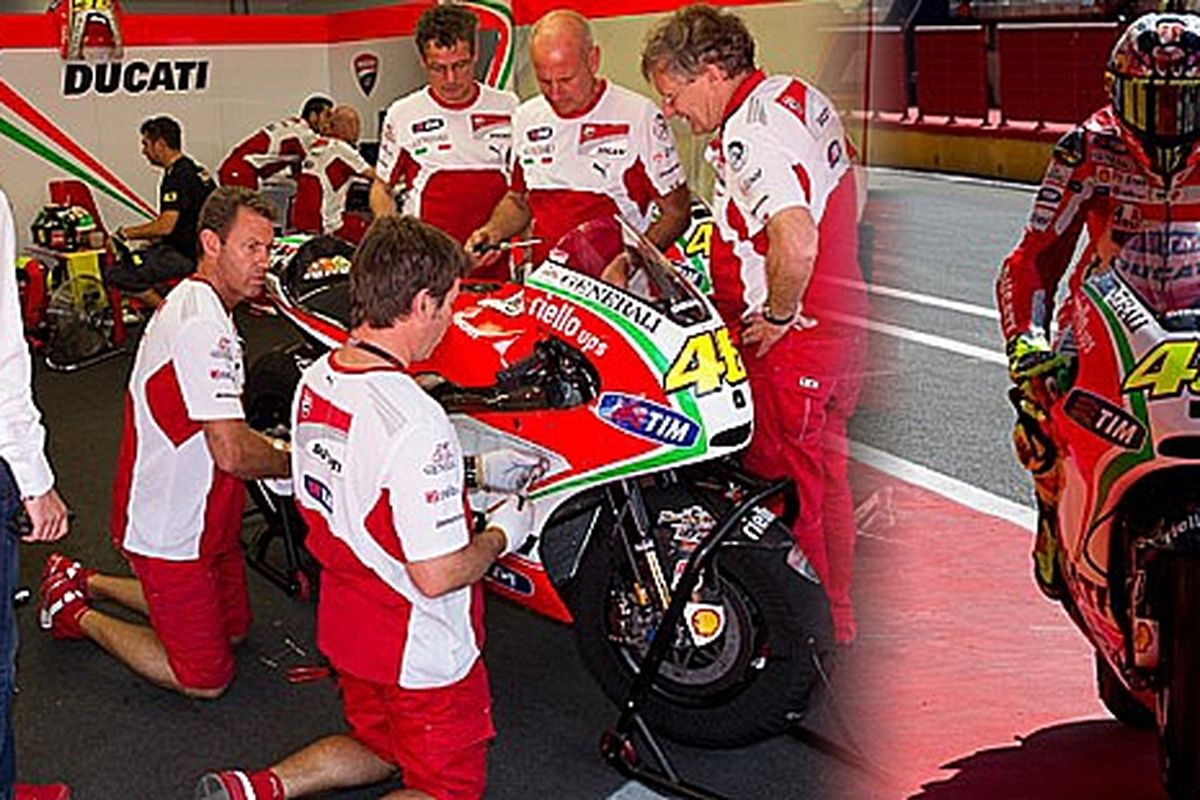 Teknisi Ducati sibuk menganalisis kejadian menimpa Rossi (kiri). Rossi sangat kecewa karena tak bisa maksimal (kanan)