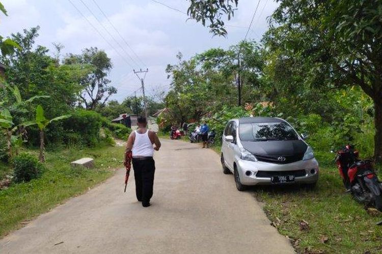 Calon kades yang mengamuk sambil membawa senapan saat mendatangi rumah anggota DPRD di Sukabumi, Jawa Barat, Senin (20/3/2023).