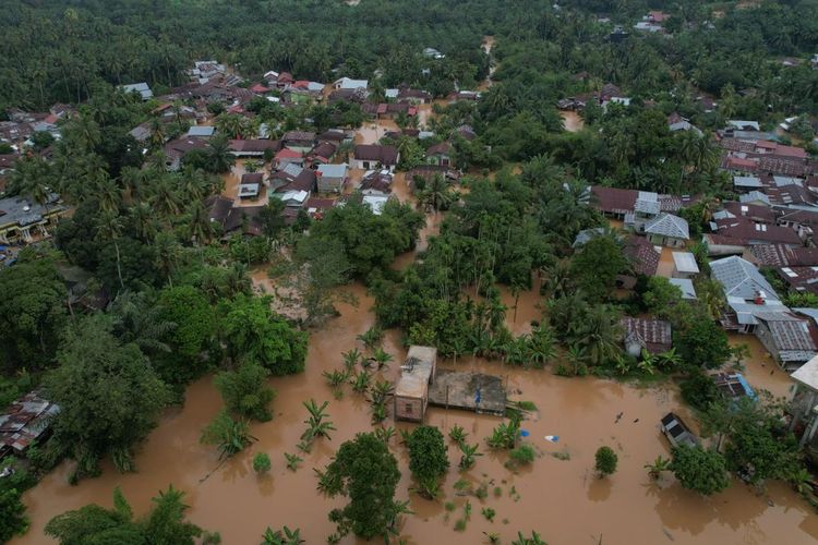 Penampakan dari udara kondisi banjir di wilayah Kabupaten Rokan Hulu, Riau, Rabu (27/12/2023).