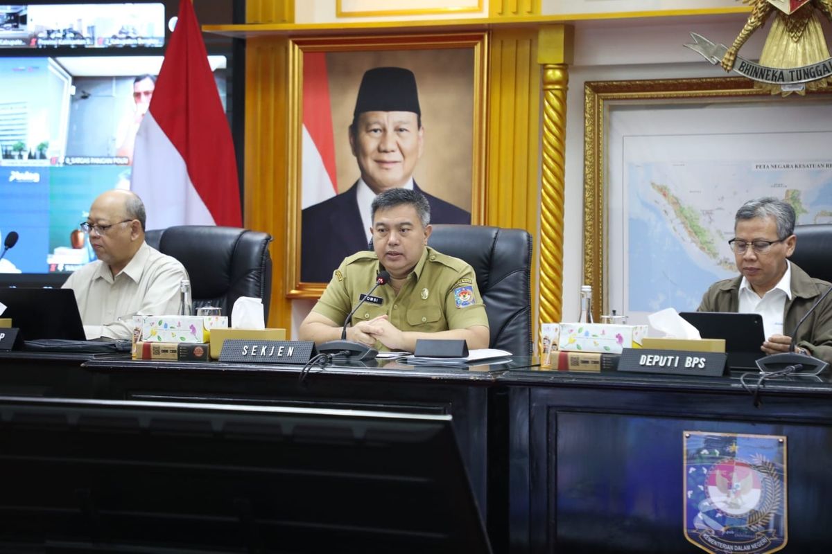 Sekretaris Jenderal (Sekjen) Kementerian Dalam Negeri (Kemendagri) Tomsi Tohir saat memimpin Rapat Koordinasi (Rakor) Pengendalian Inflasi Daerah yang dirangkaikan dengan pembahasan evaluasi dukungan Pemda dalam Program Tiga Juta Rumah. Rapat berlangsung di Ruang Sidang Utama (RSU) Kantor Pusat Kemendagri, Jakarta, Selasa (19/8/2025).