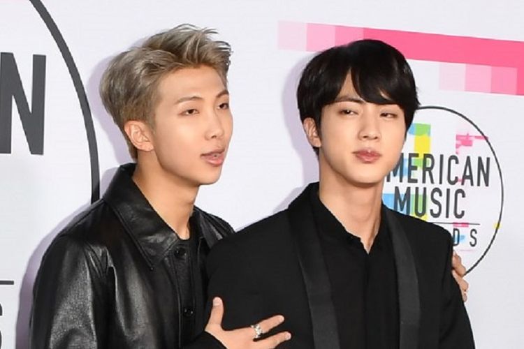 Member BTS, RM (kiri) dan Jin tiba di perhelatan American Music Awards 2017 di Los Angeles, California, Minggu (19/11/2017).