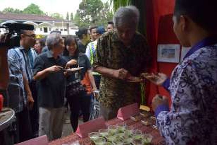 Rektor UKSW Prof Dr (HC) Pdt John A Titaley, Pembantu Rektor II Teguh Wahyono dan Pembantu Rektor III Arief Sadjiarto, juga berkesempatan berkeliling dan mencicipi setiap sajian kuliner dalam acara Icip-icip Indonesian International Culture Festival (IICF) 2016 di Lapangan Basket UKSW, Rabu (20/4/2016) siang.