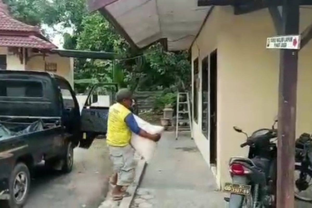 Pemilik gabah atau padi menyerahkan barang bukti berupa sekarung gabah ke Mapolsek Kerek untuk penyelidikan petugas kepolisian.