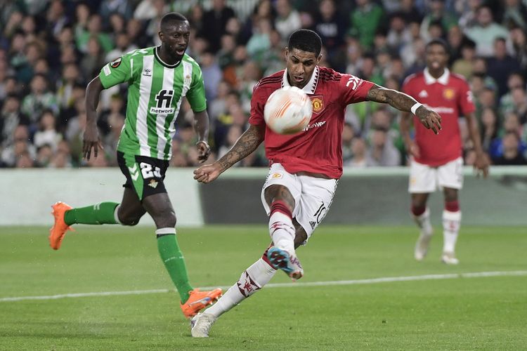 Penyerang Manchester United mencetak satu gol pada leg kedua 16 besar Liga Europa 2022-2023 kontra Real Betis di Stadion Benito Villamarin, Spanyol, Jumat (17/3/2023) dini hari WIB. Berkat torehan satu gol itu, Marcus Rashford memimpin daftar top skor Liga Europa 2022-2023.