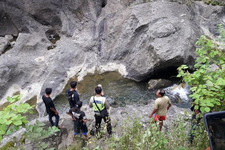 Polisi mengevakuasi jasad seorang pria berinisial DD (36) di dasar Sungai Kalianget, hulu Waduk Sempor, Kebumen, Jawa Tengah, Selasa (11/5/2021).