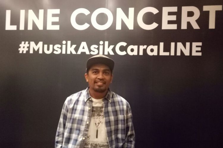 Glenn Fredly berpose sesudah diwawancara menjelang LINE Concert di Grand City Hall, Surabaya, Jumat (8/9/2017).