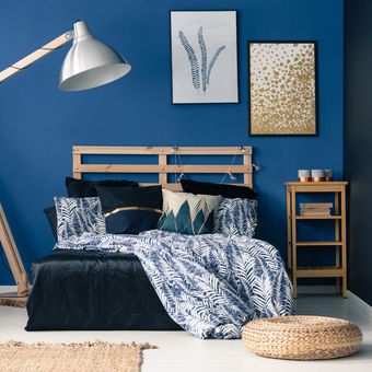 Ilustrasi kamar tidur dengan dinding warna biru tua atau biru navy