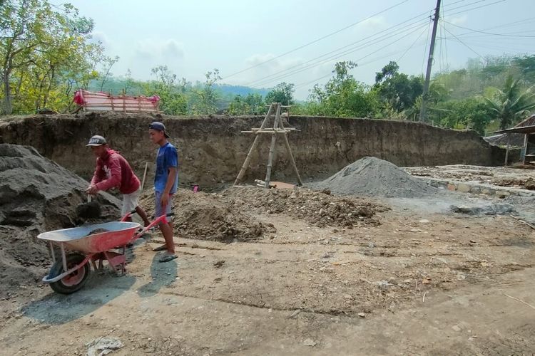 Proses pembangunan rumah relokasi di Padukuhan Blembem, Semin, Gunungkidul