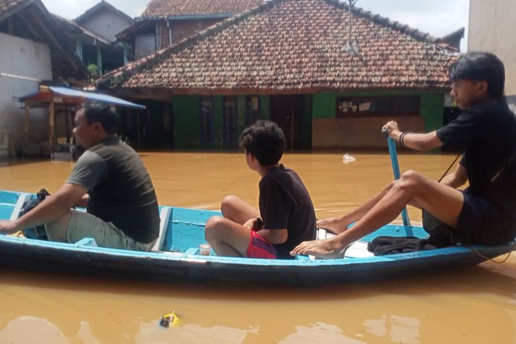 Banjir setinggi 2 meter melanda Kampung Bojong Asih, Desa Dayeuhkolot, Kecamatan Dayeuhkolot, Kabupaten Bandung, Jawa Barat. Akibatnya, masyarakat terlihat menggunakan perahu untuk beraktivitas, Selasa (19/4/2022)
