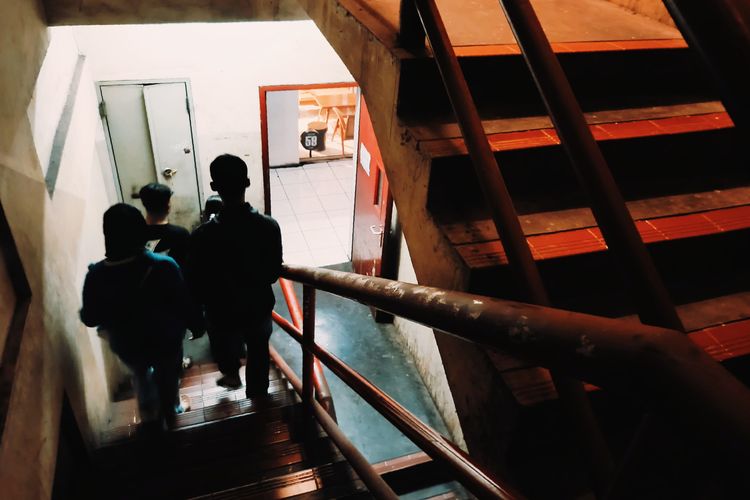 Pengunjung melalui tangga darurat di Tunjungan Electronic Center (TEC) untuk dapat menikmati sajian dari Kedai Lima Sembilan Tunjungan Surabaya.