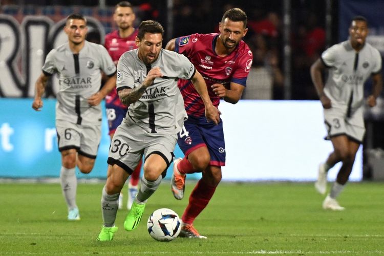 Penyerang PSG, Lionel Messi, kala beraksi dalam laga pekan pertama Liga Perancis 2022-2023 kontra Clermont Foot di Stade Gabriel Montpied, 6 Agustus 2022.