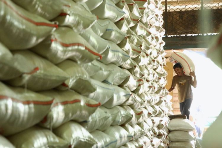 Berdasarkan perhitungan Badan Pusat Statistik dengan menggunakan metode kerangka sampel area (KSA), Indonesia mengalami surplus beras 2,85 juta ton selama tahun 2018