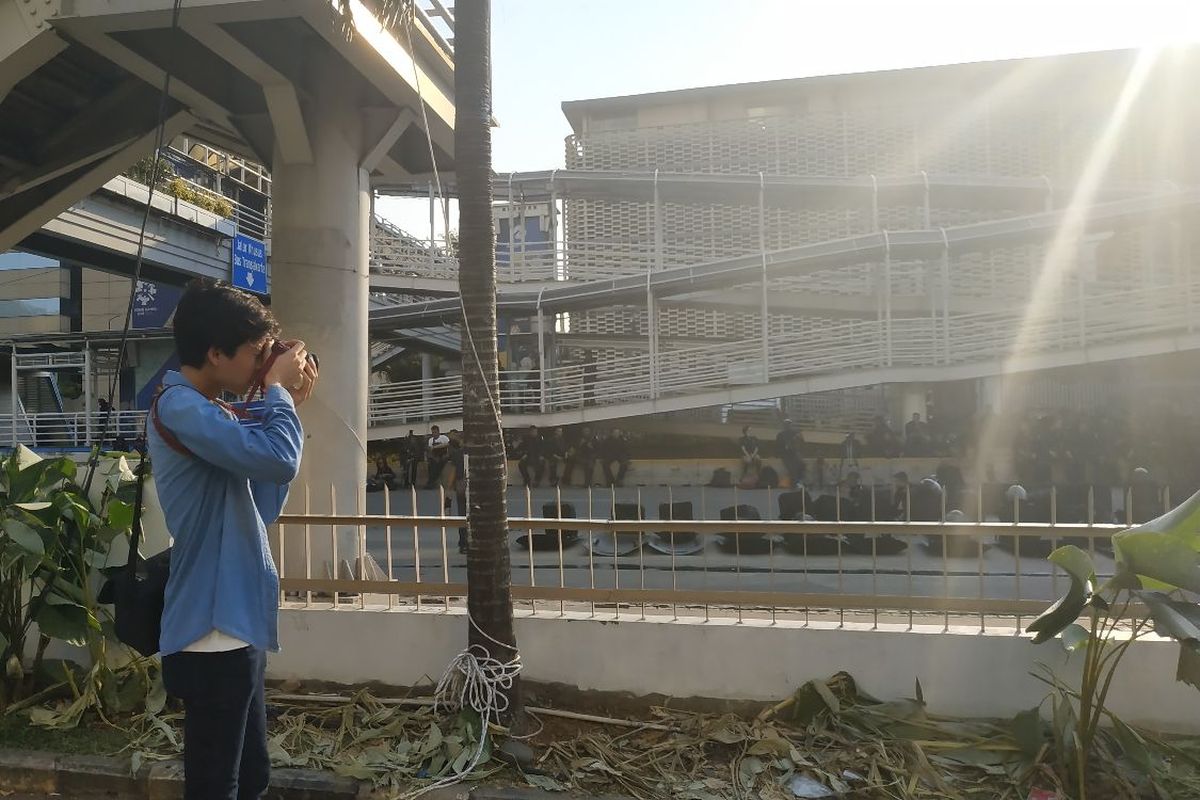 Seorang pemuda membidik gambar di Sarinah, Jakarta Pusat yang sempat menjadi titik bentrok antara polisi dengan massa pada Rabu (22/5/2019) malam