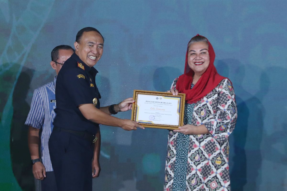 Wali Kota Semarang, Hevearita Gunaryanti Rahayu menerima penghargaan predikat terbaik dalam pengelolaan Dana Bagi Hasil Cukai Hasil Tembakau (DBHCHT) se-Jawa Tengah dari Kepala Kantor Wilayah Bea Cukai Jateng-DIY, Akhmad Rofiq di KPPBC TMP Tanjung Emas, Jalan Yos Sudarso, Kota Semarang, Selasa (27/2/2024).