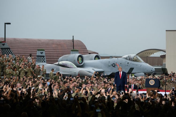 Presiden Amerika Serikat (AS) Donald Trump berpidato saat dia menemui pasukan yang ditempati di Korea Selatan, dalam agenda yang berlangsung di Pangkalan Udara Osan, pada 30 Juni 2019.