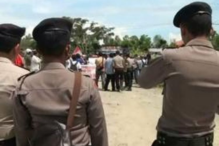 Warga Mamuju Utara, Sulawesi Barat mendatangi Kantor KPUD setempat. Mereka menuntut penghitungan ulang dari hasil pemilu legislatif yang baru lalu.