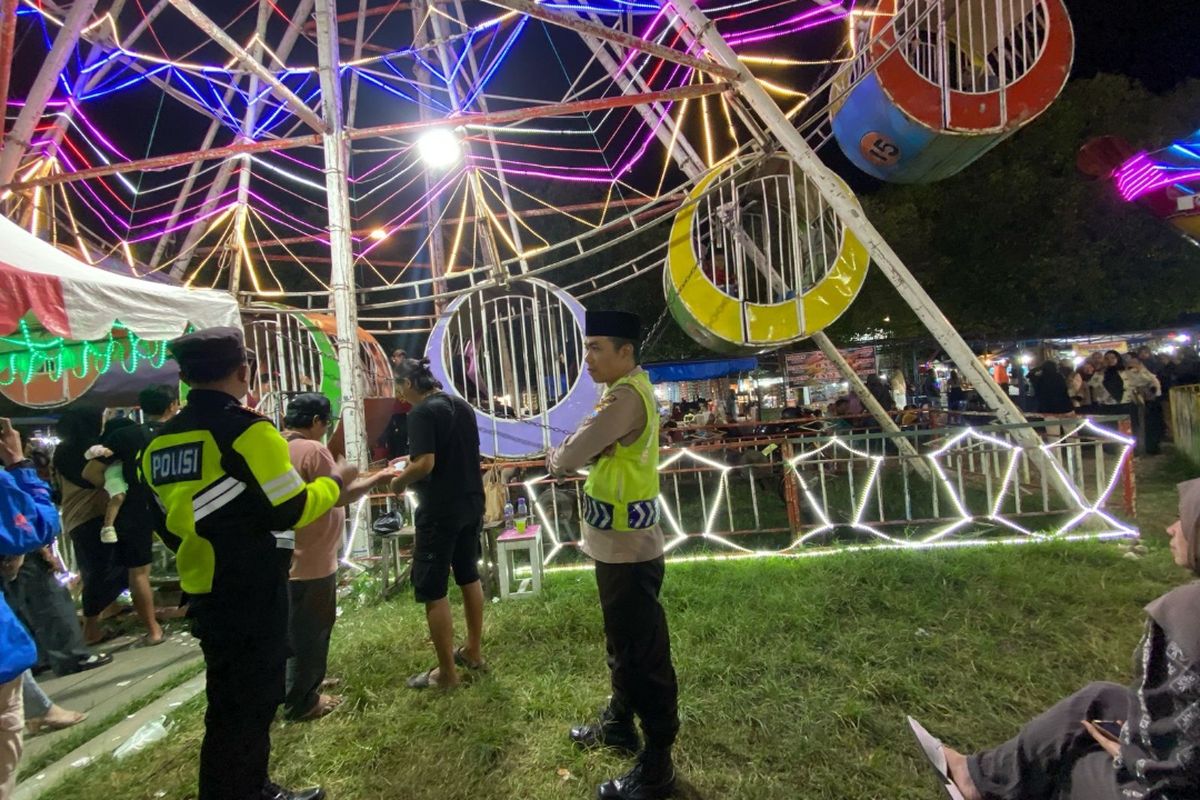 Wahana kincir angin yang beroperasi di alun alun Ponorogo berkarat dan sebagian terlepas. Polisi masih mengijinkan wahana permainan beroperai dengan janji wahan yang rusak akan diperbaiki.