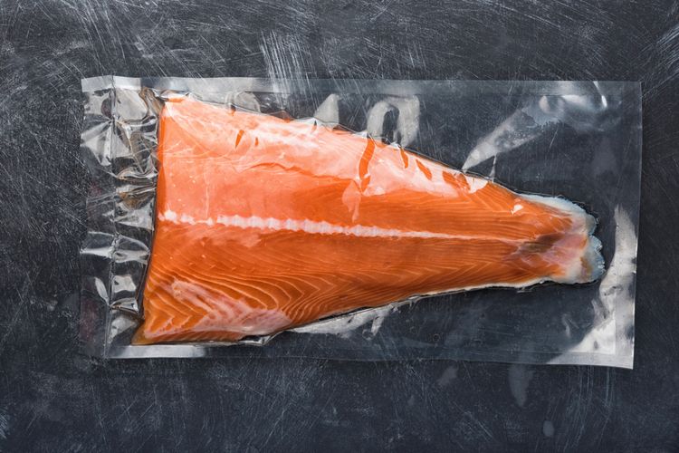 Ilustrasi daging ikan beku dalam plastik vakum.