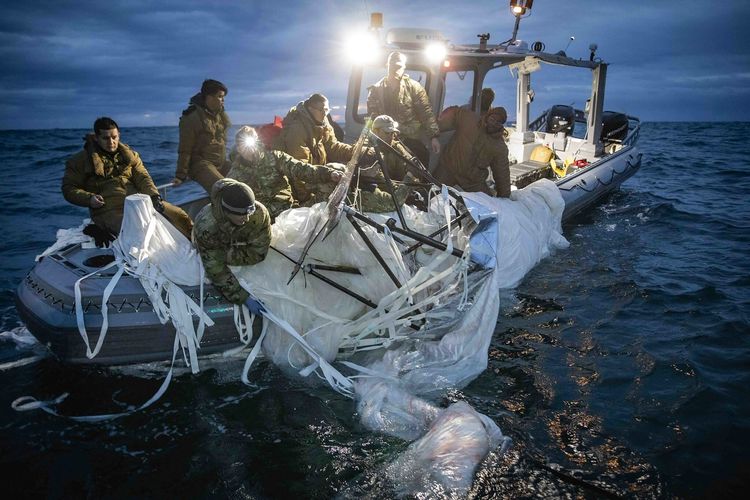 Para pelaut dari Explosive Ordnance Disposal Group 2 mengambil puing-puing balon pengintai ketinggian yang ditembak jatuh di Myrtle Beach, South Carolina, Amerika Serikat, Minggu (5/2/2023).