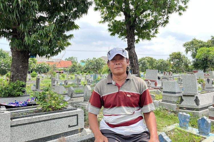 Kisah Jarwo, Bertahan Selama 30 Tahun Jadi Penjaga Makam di Surabaya