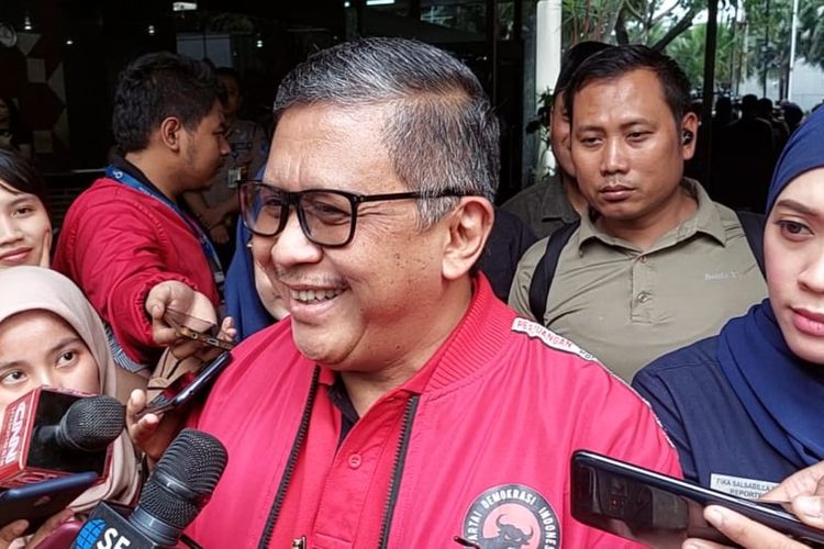 Sekretaris Jenderal PDI-P Hasto Kristiyanto tertawa usai ditanya tawa kecil Presiden Joko Widodo merespons PDI-P yang merasa ditinggalkan, Rabu (1/11/2023).