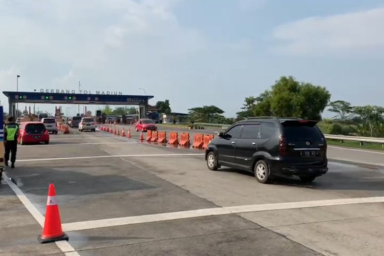 LENGANG--Kendaraan yang  masuk di gerbang tol Madiun nampak lengang meski hari ini diprediksikan puncak arus balik lebaran, Sabtu (7/5/2022) sore.