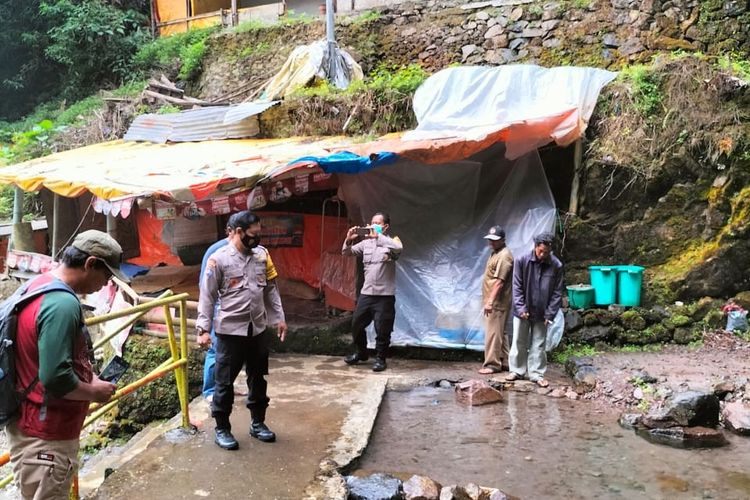 Tiga wisatawan air terjun tirto sari di Kabupaten Magetan tertimpa batu. Satu diantaranya tewas dengan luka pada bagian kepala.