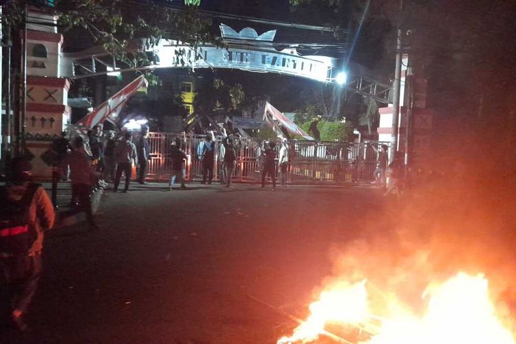 Massa aksi penolakan harga Bahan Bakar Minyak di Kota Serang Banten. Massa yang mengatasnamakan diri Aliansi Mahasiswa Pemuda dan Rakyat (Ampera) membakar ban bekas dan menutup jalan Jendral Sudirman.