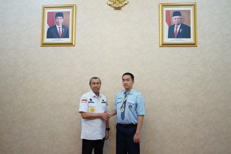 Gubernur Riau beri apresiasi kepada peraih medali perak IOI Hungaria Vannes Wijaya.