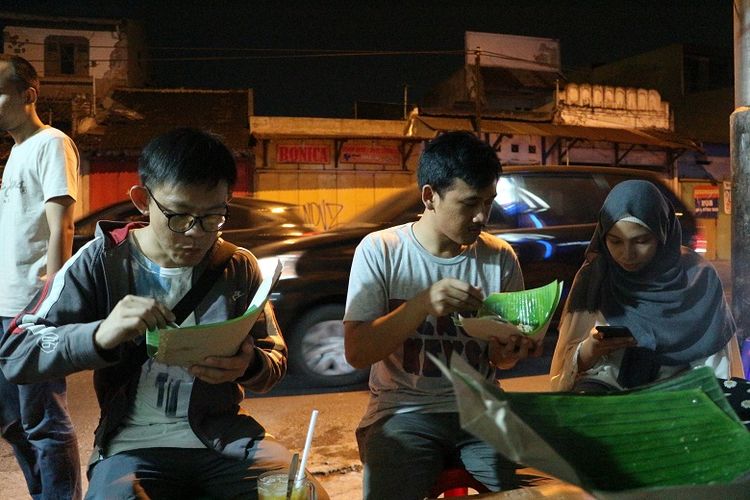 Pembeli menyantap nasi liwet di Warung Nasi Liwet Mbok Mami Mbak Kus, Kus di tempat dagangannya di bilangan Jalan Dr. Rajiman, Laweyan, Solo, Jawa Tengah. Nasi liwet merupakan kuliner khas Solo berupa nasi, sayur labu, areh, dan anek lauk seperti ayam kampung, telur rebus, ati ampela, dan lain-lain. Nasi liwet di Solo bisa ditemukan di beberapa daerah seperti Keprabon, Pasar Kliwon, Keraton Mangkunegaraan, dan juga di Laweyan.