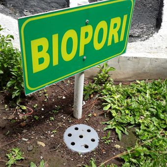 Lubang biopori dapat dibuat dengan mudah di halaman rumah.