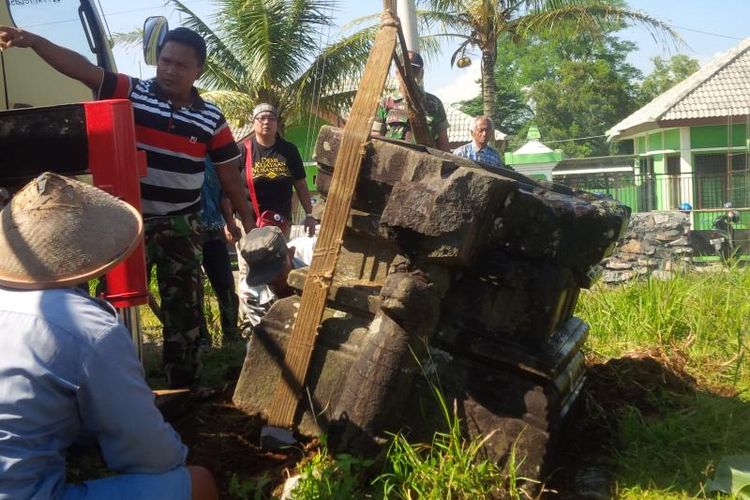 Proses evakuasi Yoni Gandekan, artefak budaya yang akan disimpan di museum purbakala Semarang, Jawa Tengah.