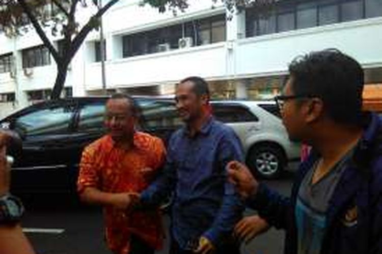 Mantan Ketua KPK Abraham Samad umbar senyum saat mengambil SK Deponir di Kejaksaan Agung, Jakarta, Jumat (4/3/2016).