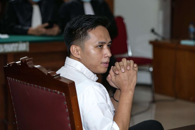 Terdakwa kasus dugaan pembunuhan berencana terhadap Nofriansyah Yosua Hutabarat atau Brigadir J, Richard Eliezer menjalani sidang vonis di Pengadilan Negeri Jakarta Selatan, Rabu (15/2/2023). Richard Eliezer divonis hukuman 1,5 tahun penjara.