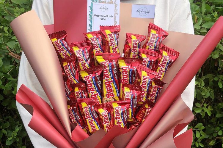 Ilustrasi buket cokelat isi Beng-beng dari Seis Bouquet

