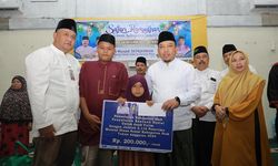 Safari Ramadhan ke Minas, Wabup Husni Merza Serahkan Bantuan untuk Anak Yatim hingga Rehab RTLH