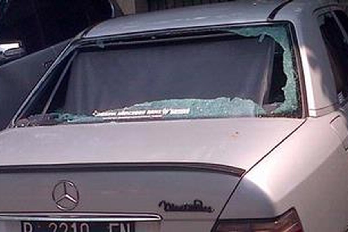 Perampokan dengan menggunakan senjata tajam (arit) terjadi di Jalan Bintaro Utara, Pasanggrahan, Jakarta Selatan, Selasa (24/7/2012). Pelaku berjumlah empat orang.