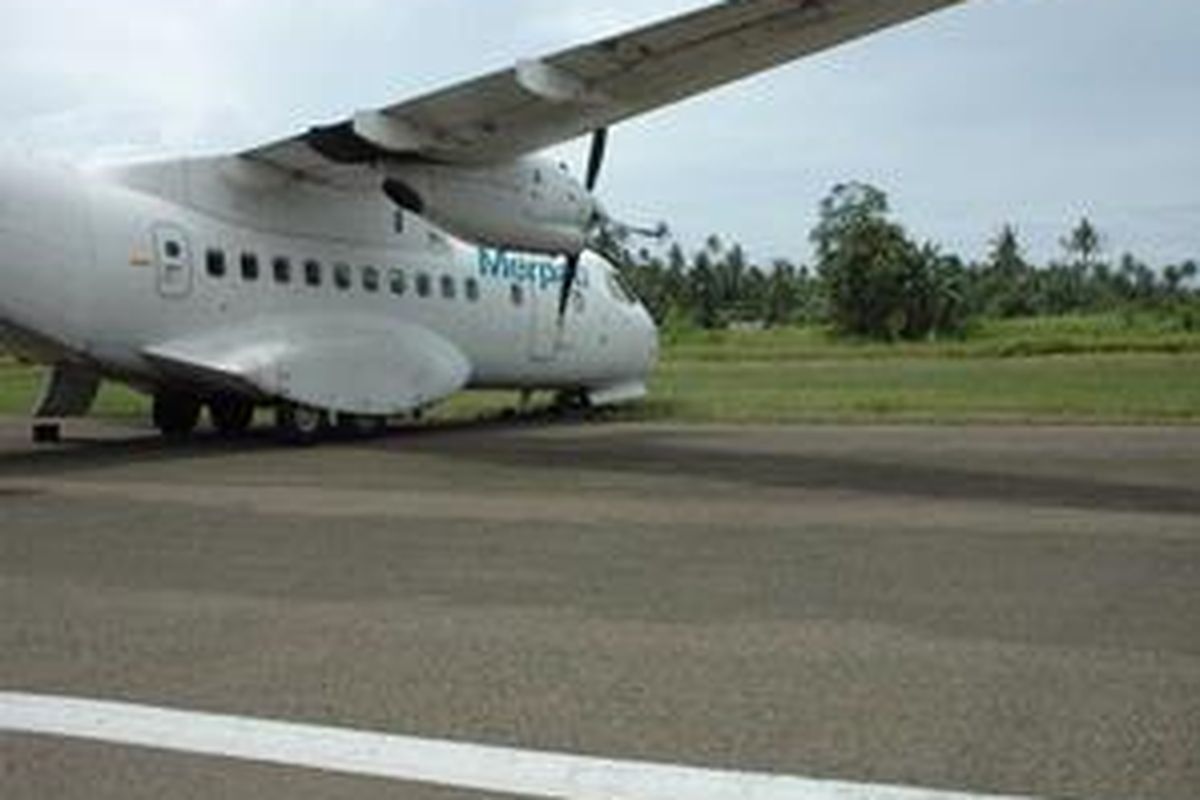 Pesawat Pesawat Merpati Airlines MZ 5428 jurusan Medan-Gunung Sitolisaat hendak memutar di ujung landasan pacu atau runway Bandara Binaka, Gunung Sitoli, Pulau Nias