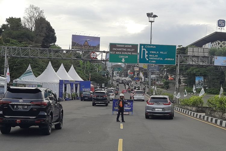 H+1 Lebaran 2025, arus wisata mulai terlihat di jalur Puncak Bogor, Jawa Barat, pada Selasa (1/4/2025) pagi. Sejumlah ruas jalan mulai dipadati kendaraan dari Exit GT Ciawi dan jalan arteri Simpang Gadog. Petugas pun menerapkan sistem ganjil genap