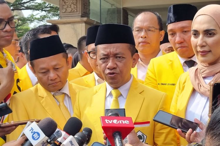 Ketua Umum Partai Golkar sekaligus Menteri Energi dan Sumber Daya Mineral (ESDM) Bahlil Lahadalia saat ditemui di Kompleks Taman Makam Pahlawan (TMP) Kalibata, Jakarta Selatan, Senin (20/10/2025).